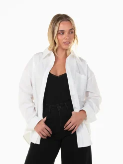 Camisa oversized com bolso no peito