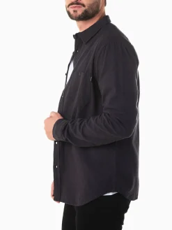 Camisa preta com bolso