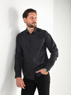 Camisa preta com padrão