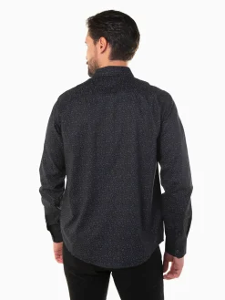 Camisa preta com padrão