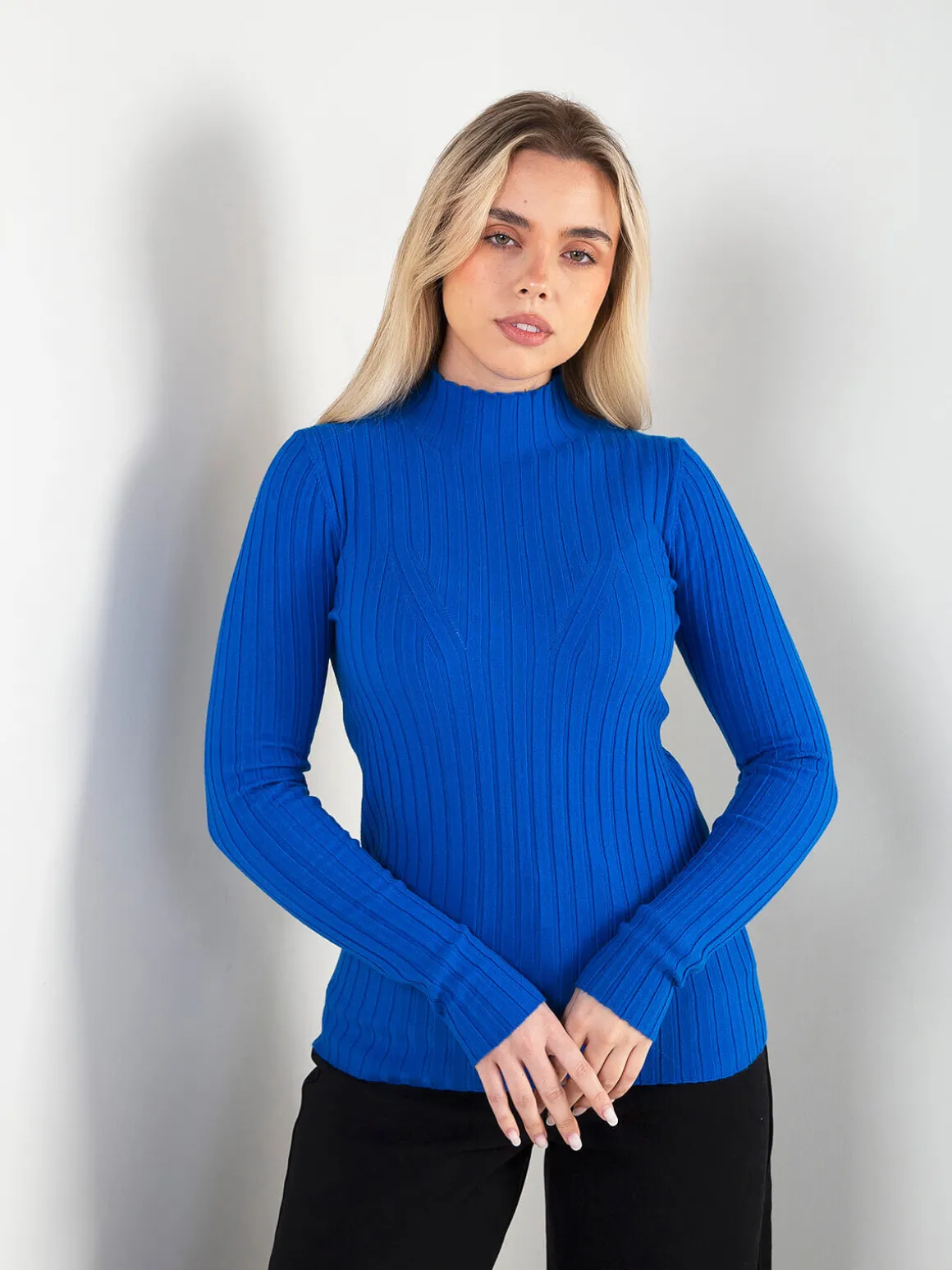 Camisola canelada com gola perkins