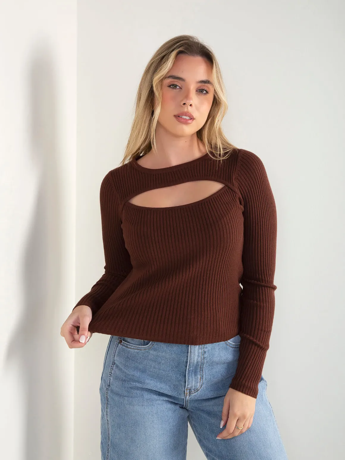 Camisola canelada com recorte