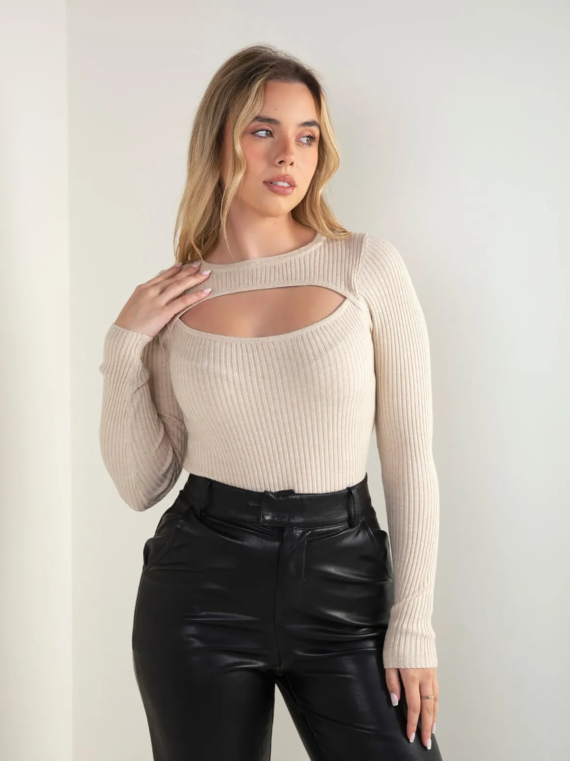 Camisola canelada com recorte