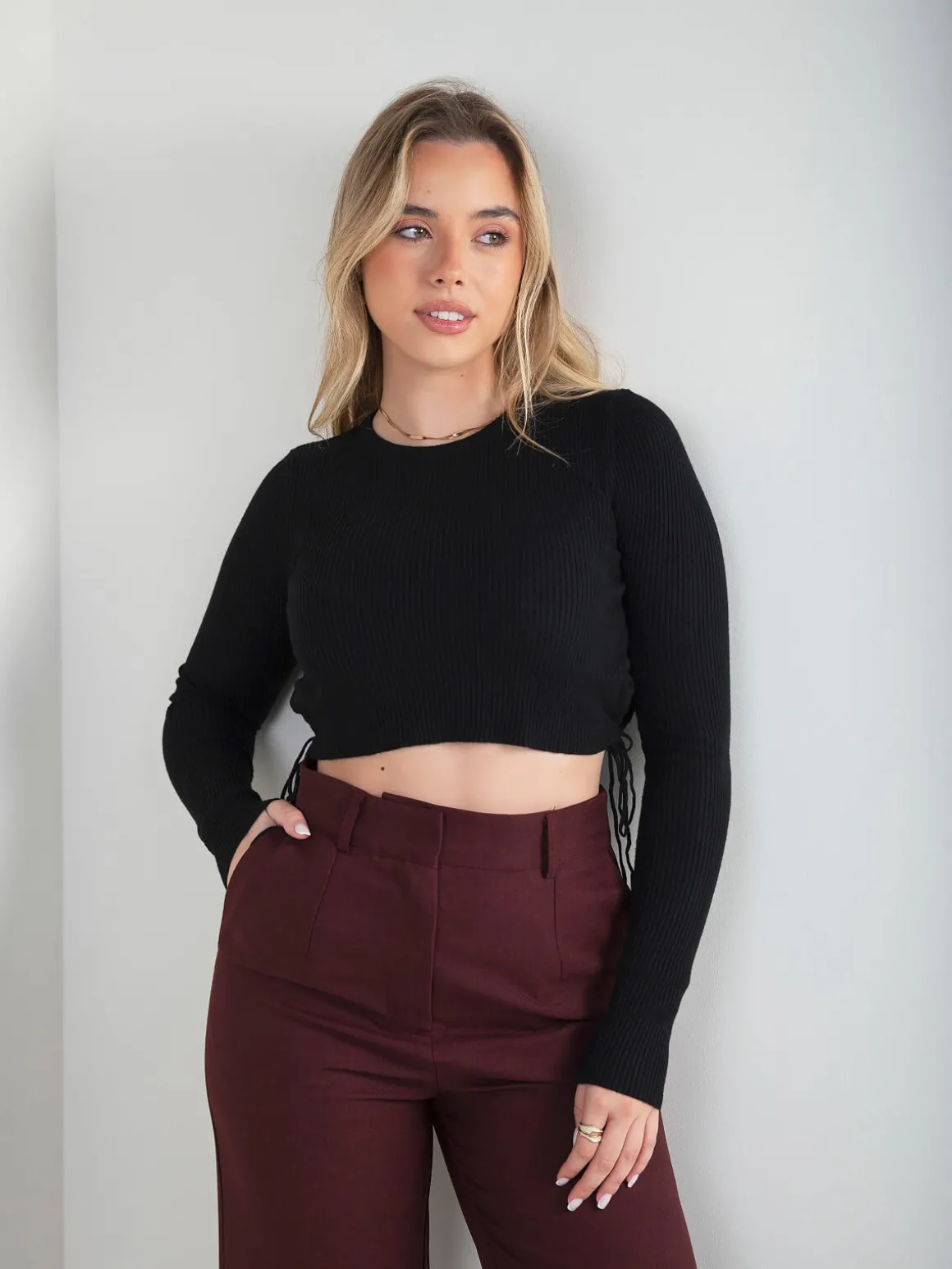 Camisola cropped canelada com cordões laterais