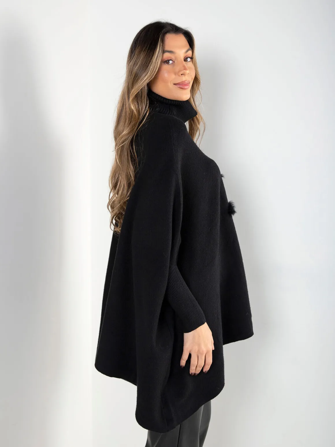 Camisola larga preta de malha com pelo