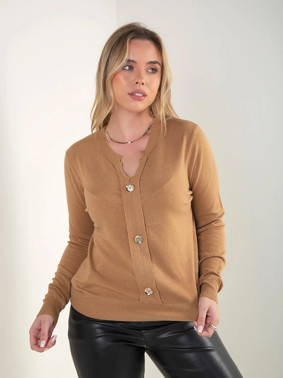 Camisola malha botões decorativos