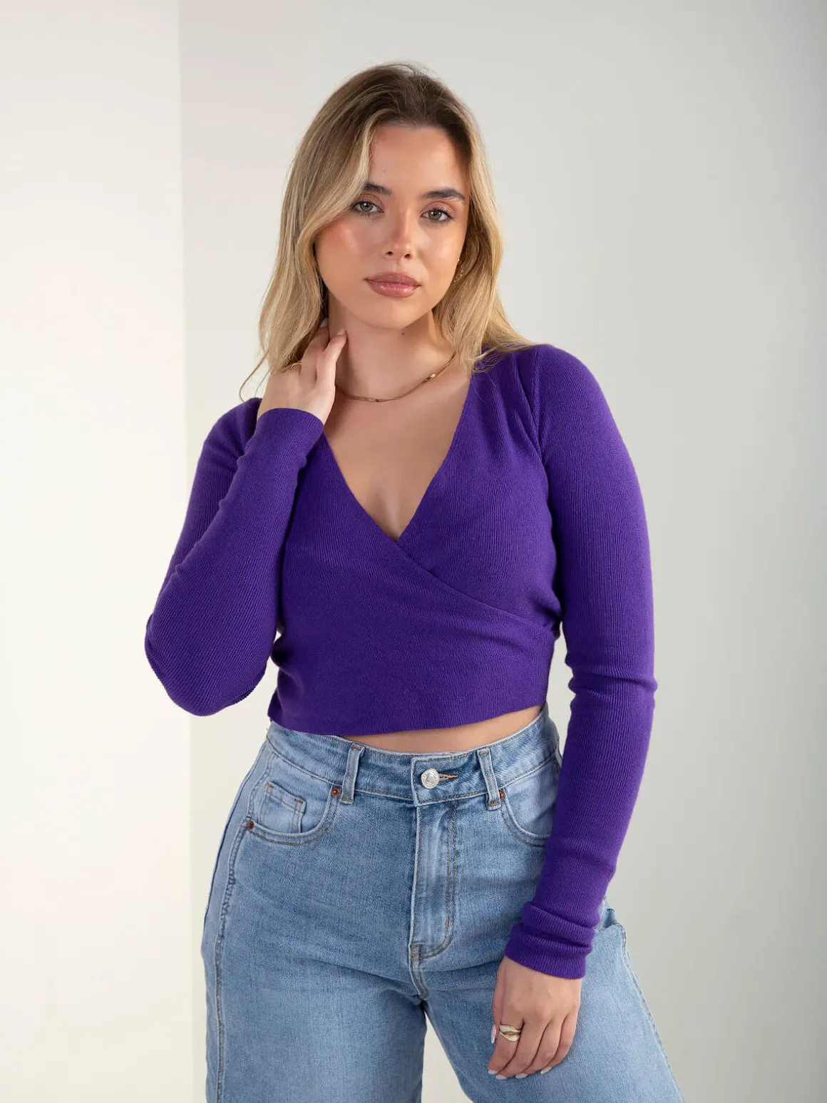 Camisola malha canelada com decote cruzado