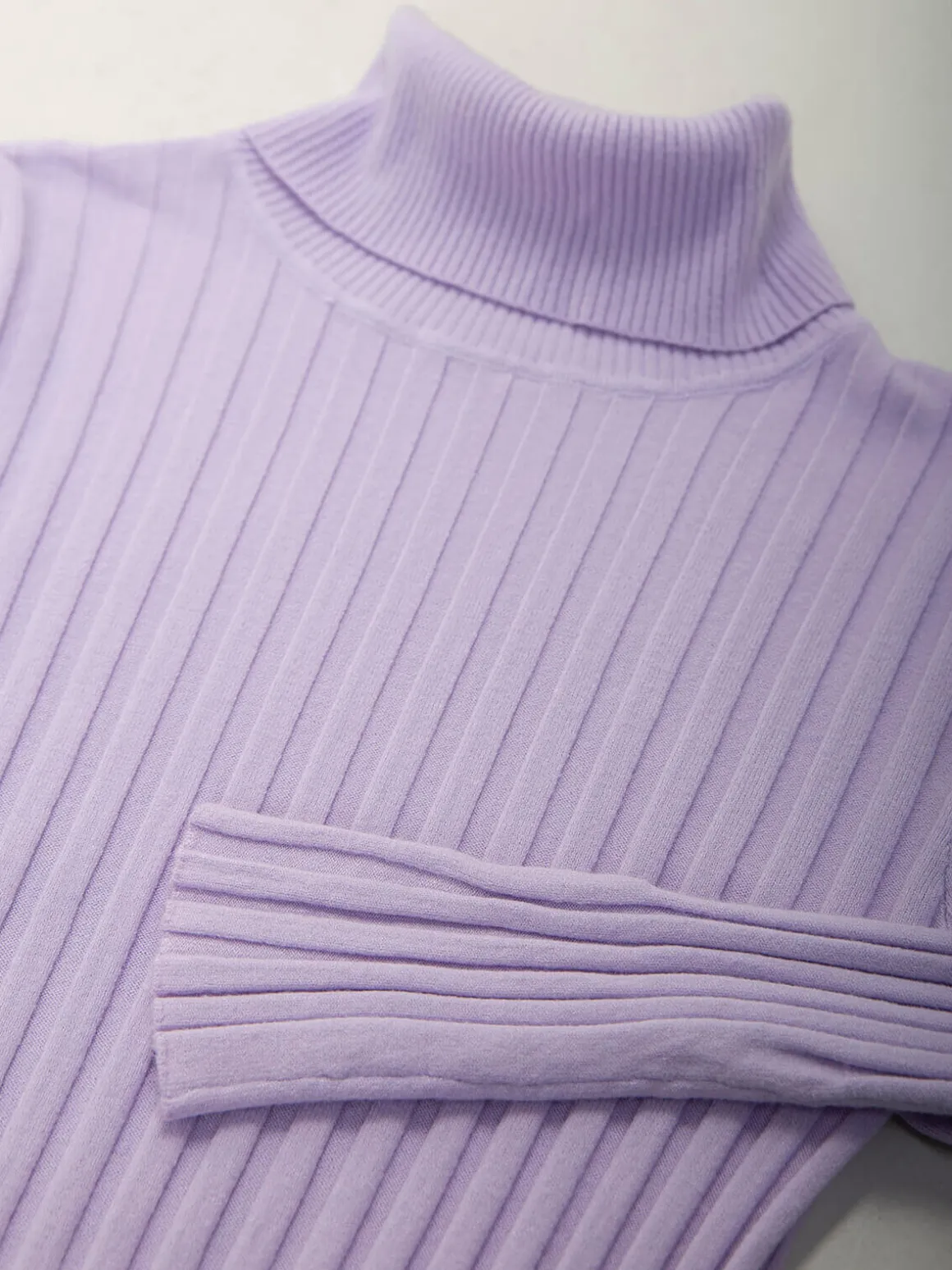 Camisola malha canelada com gola alta