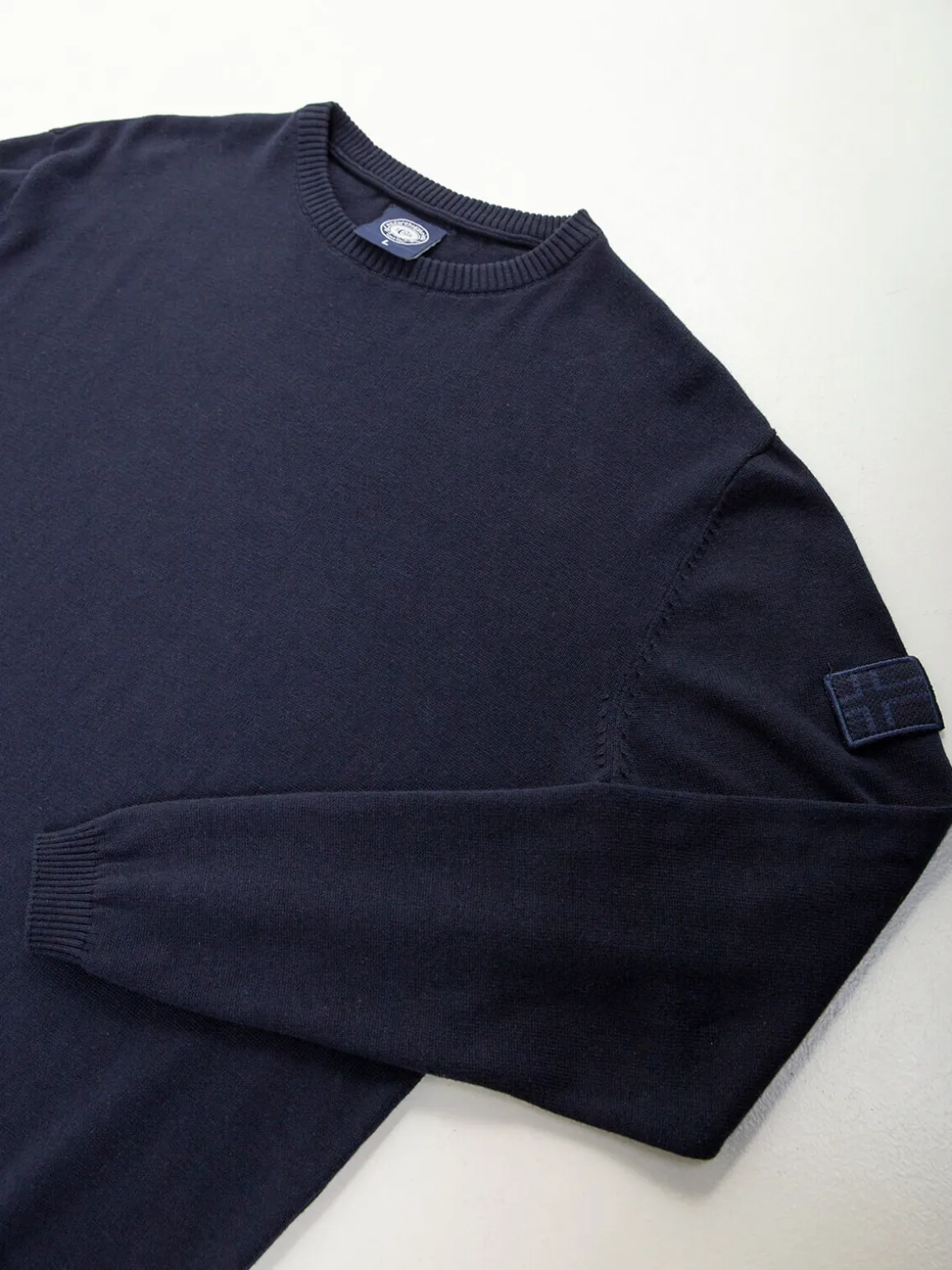 Camisola malha com etiqueta bordada