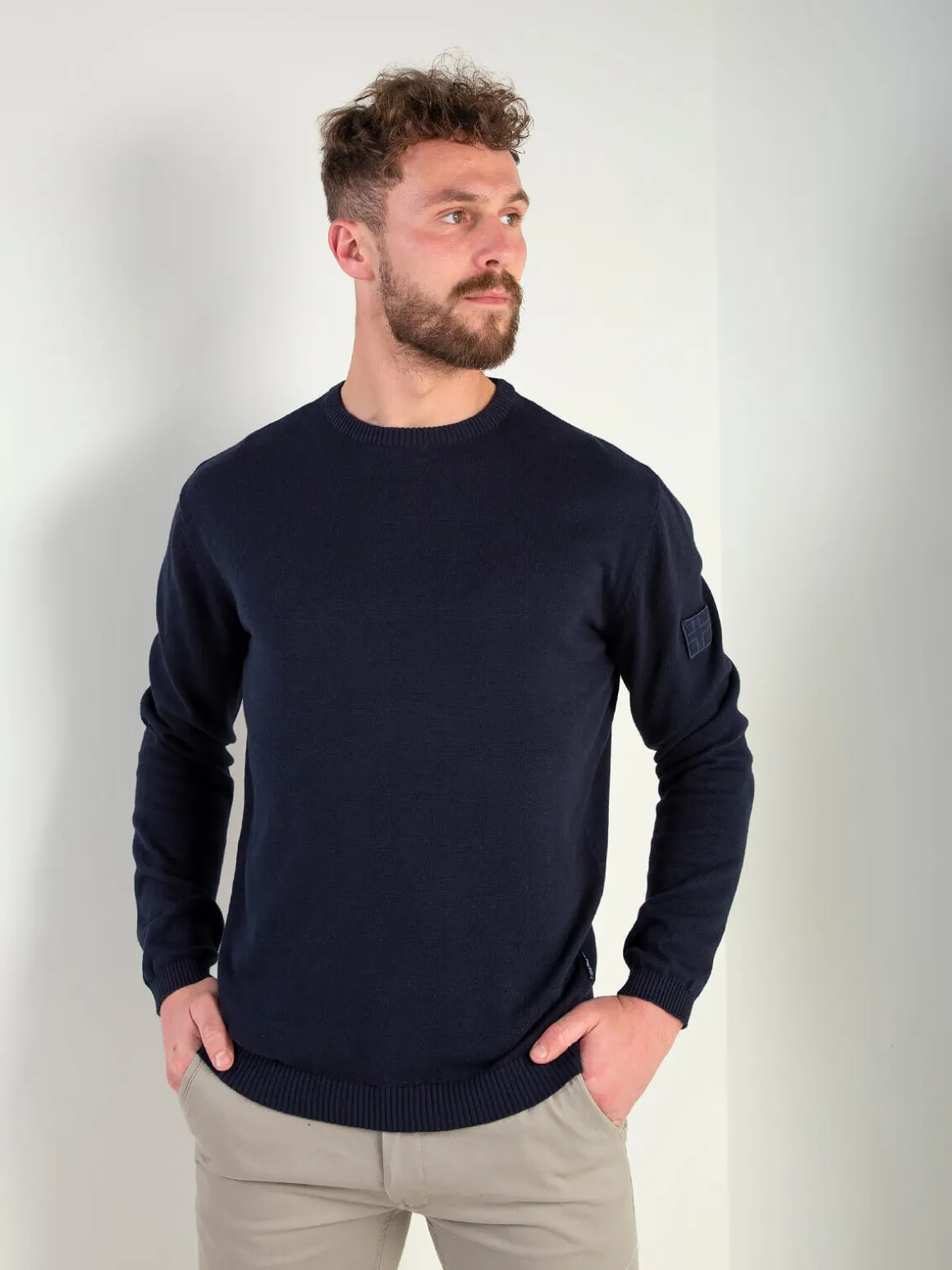 Camisola malha com etiqueta bordada