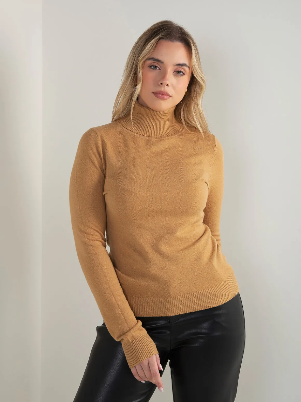 Camisola malha fina com gola alta