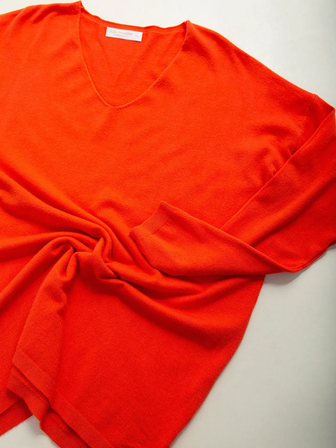 Camisola malha fina decote em bico