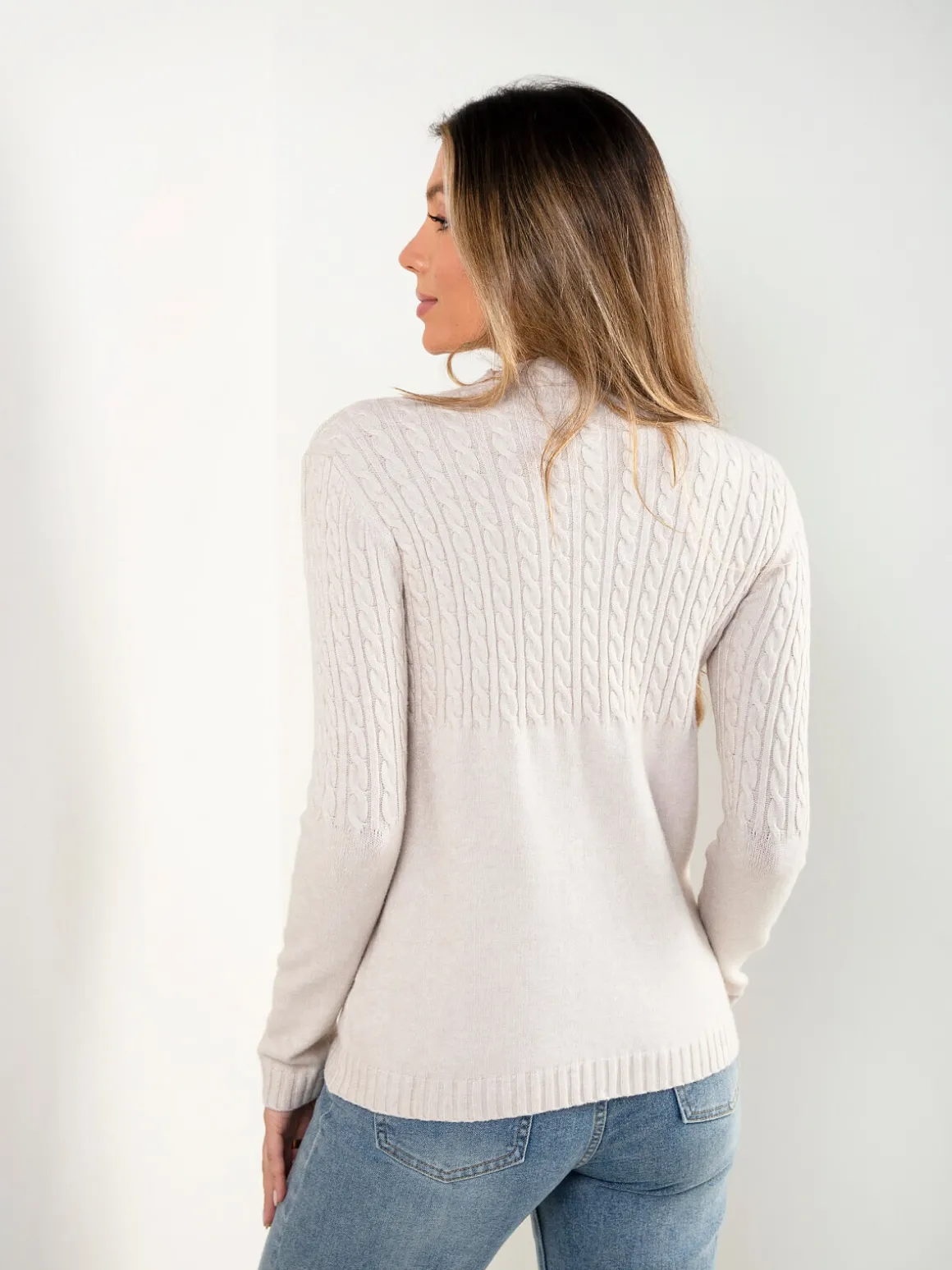 Camisola malha trançada com gola perkins