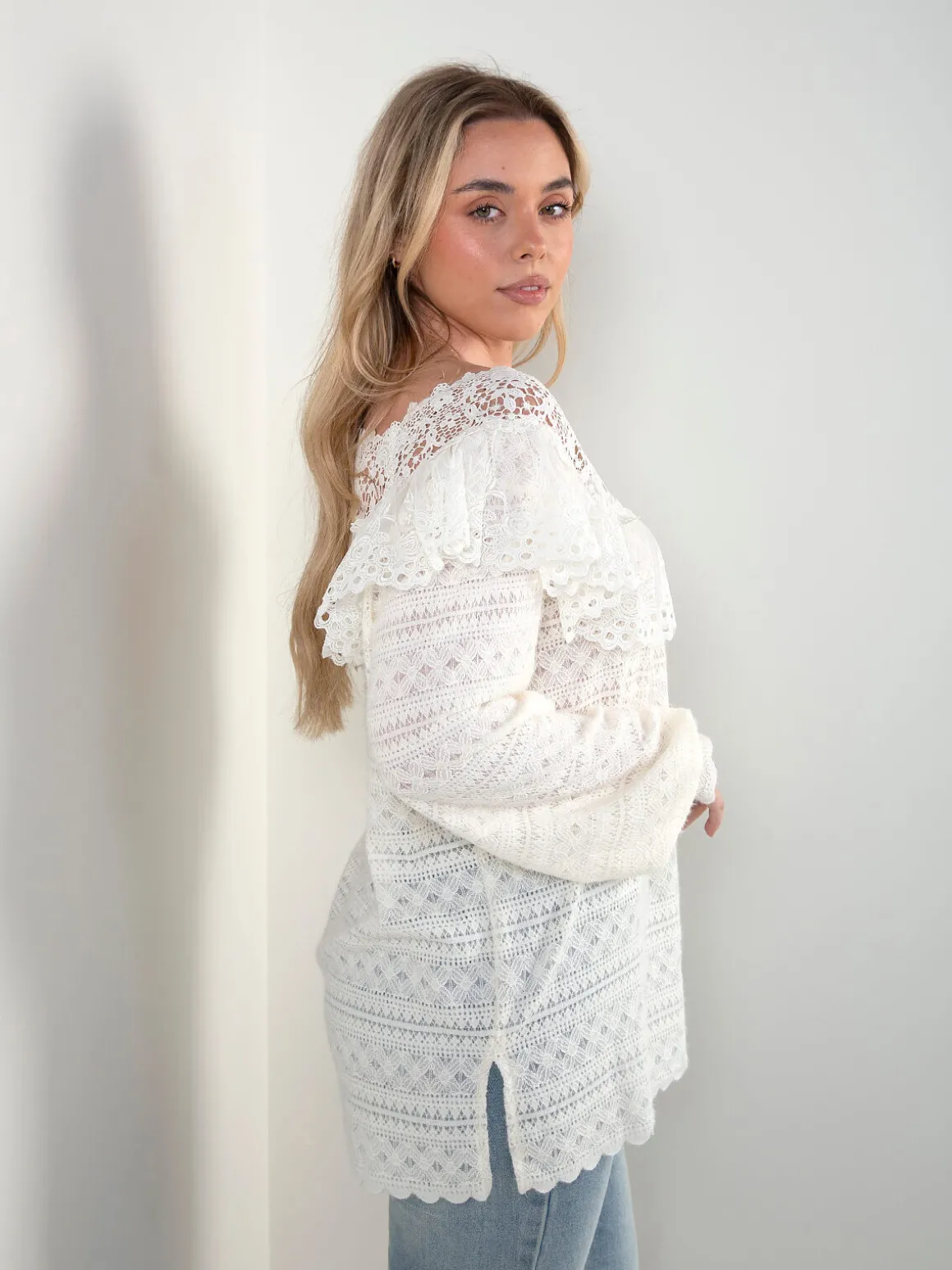 Camisola rendada com folhos