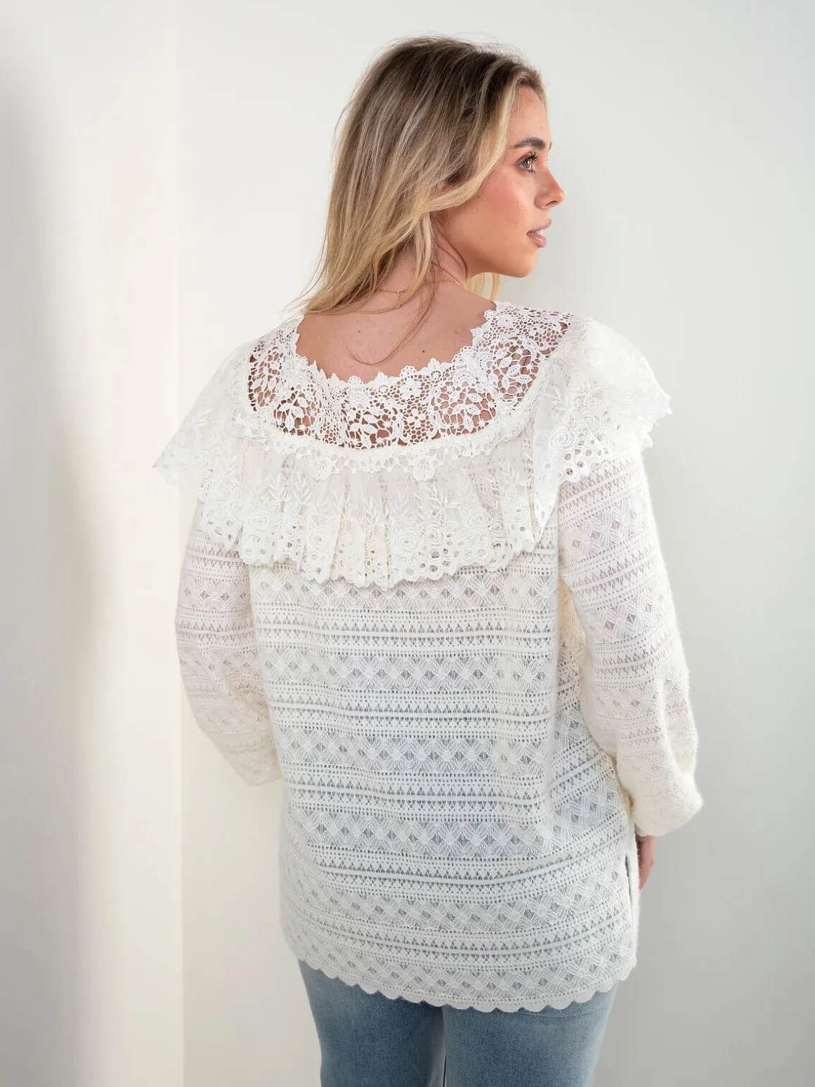 Camisola rendada com folhos