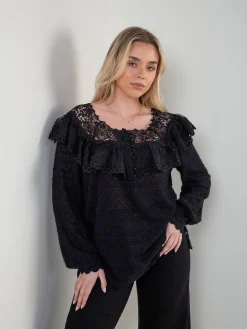 Camisola rendada com folhos