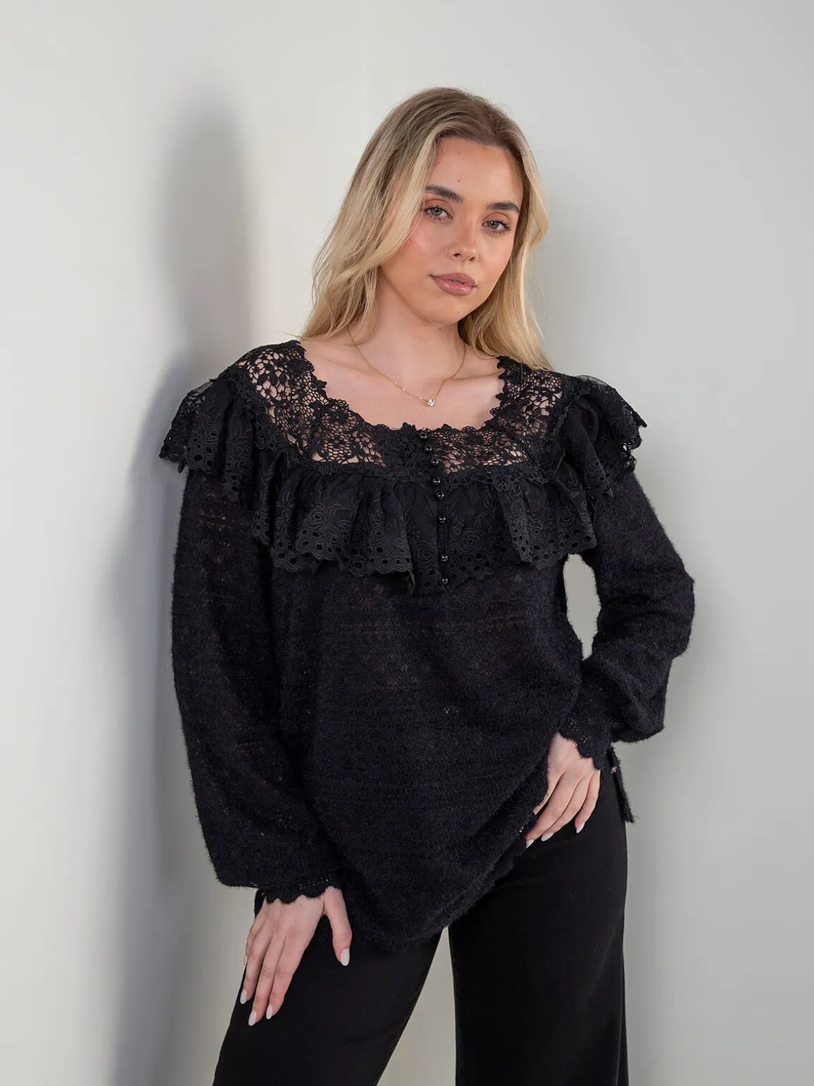 Camisola rendada com folhos