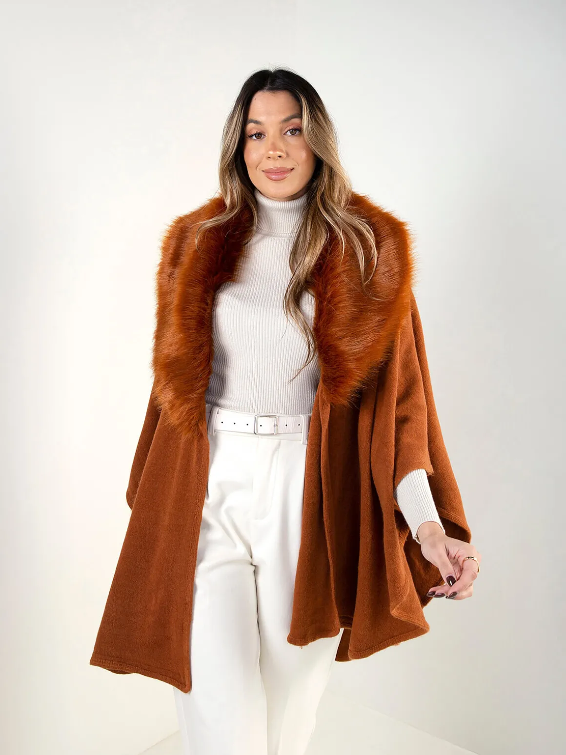 Capa telha em malha com gola de pelo