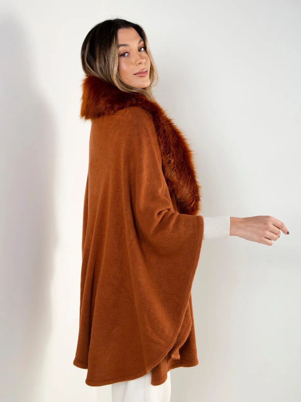 Capa telha em malha com gola de pelo