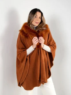 Capa telha em malha com gola de pelo