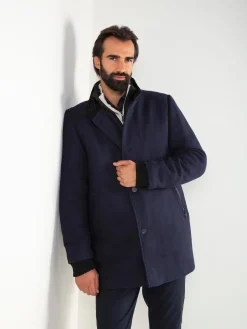 Casaco clássico azul marinho com gola dupla