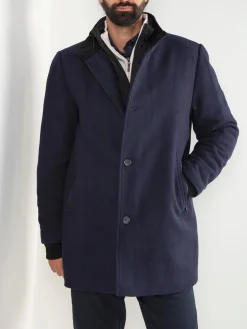 Casaco clássico azul marinho com gola dupla