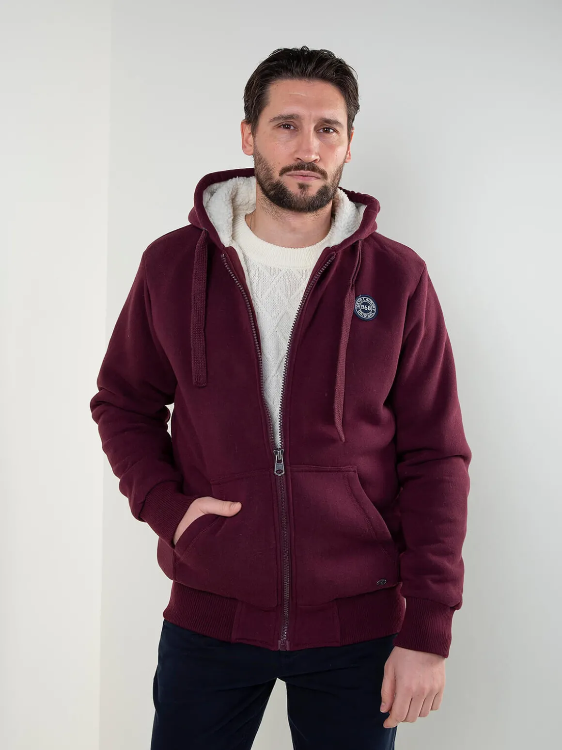 Casaco com capuz e pelo no interior