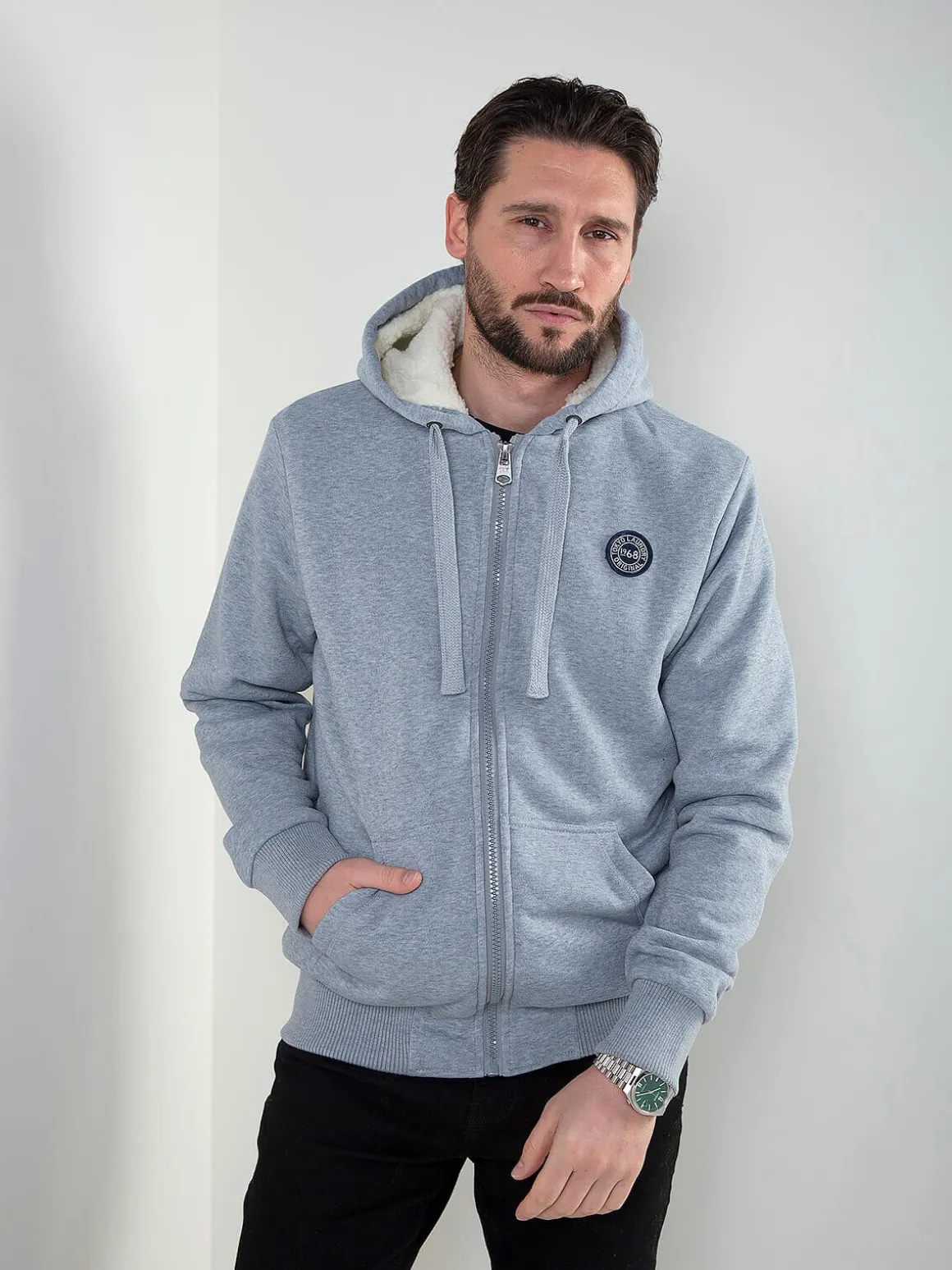 Casaco com capuz e pelo no interior