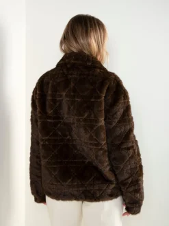 Casaco curto efeito pelo com bolsos