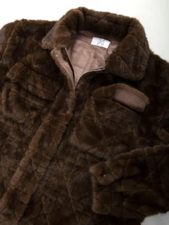 Casaco curto efeito pelo com bolsos