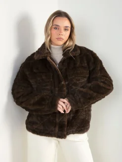 Casaco curto efeito pelo com bolsos