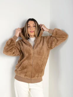 Casaco efeito pelo com capuz