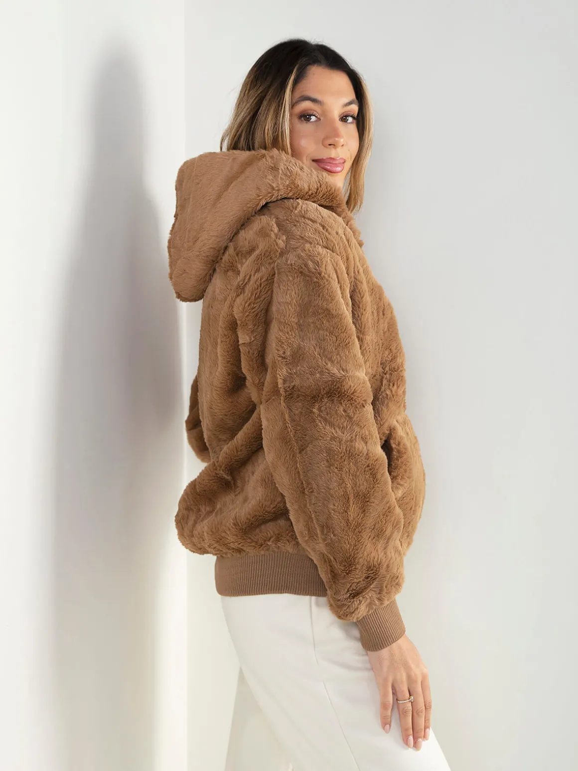 Casaco efeito pelo com capuz