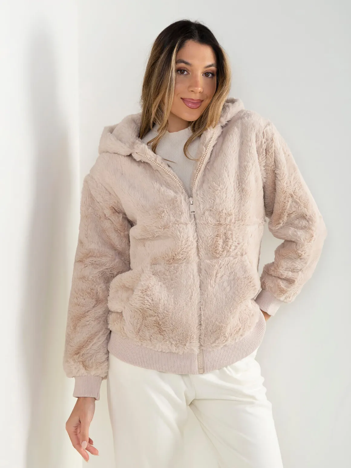 Casaco efeito pelo com capuz