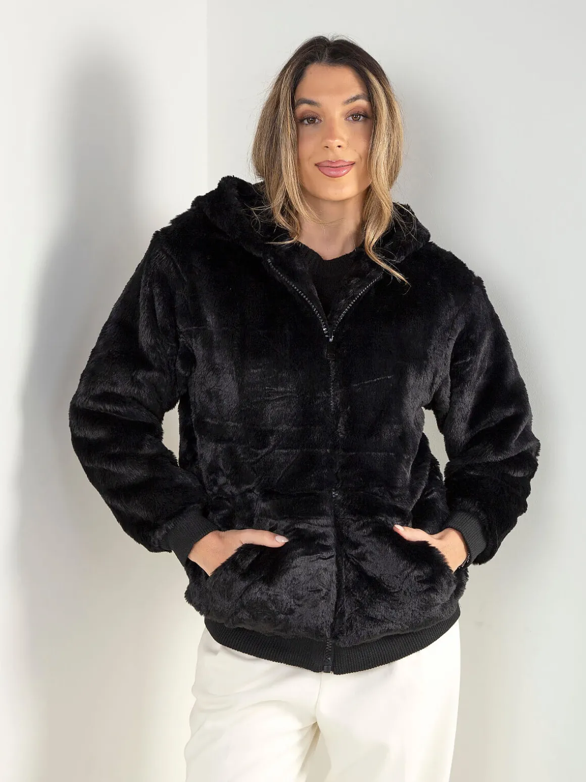 Casaco efeito pelo com capuz