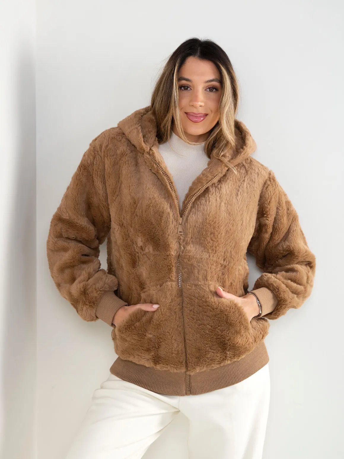 Casaco efeito pelo com capuz