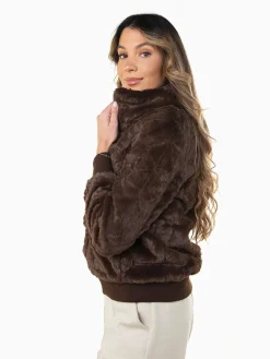 Casaco efeito pelo com gola alta