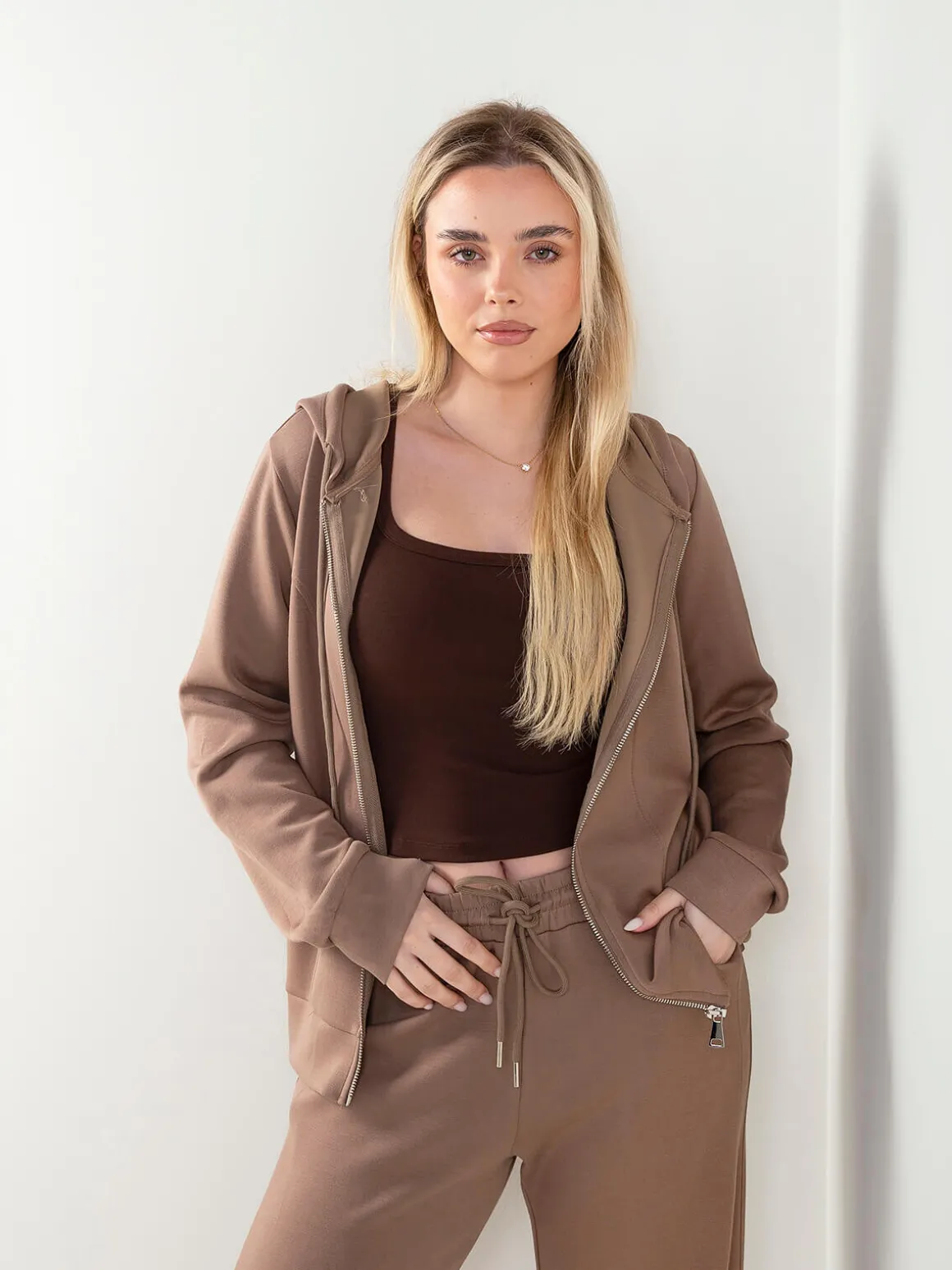 Casaco fato treino com capuz ajustável