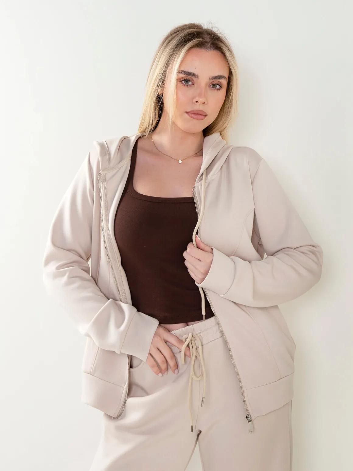 Casaco fato treino com capuz ajustável