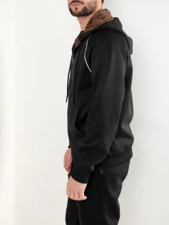Casaco hoodie preto com interior estampado