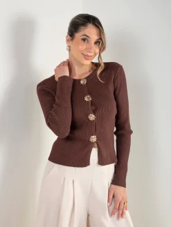 Casaco malha canelada com botões jóia