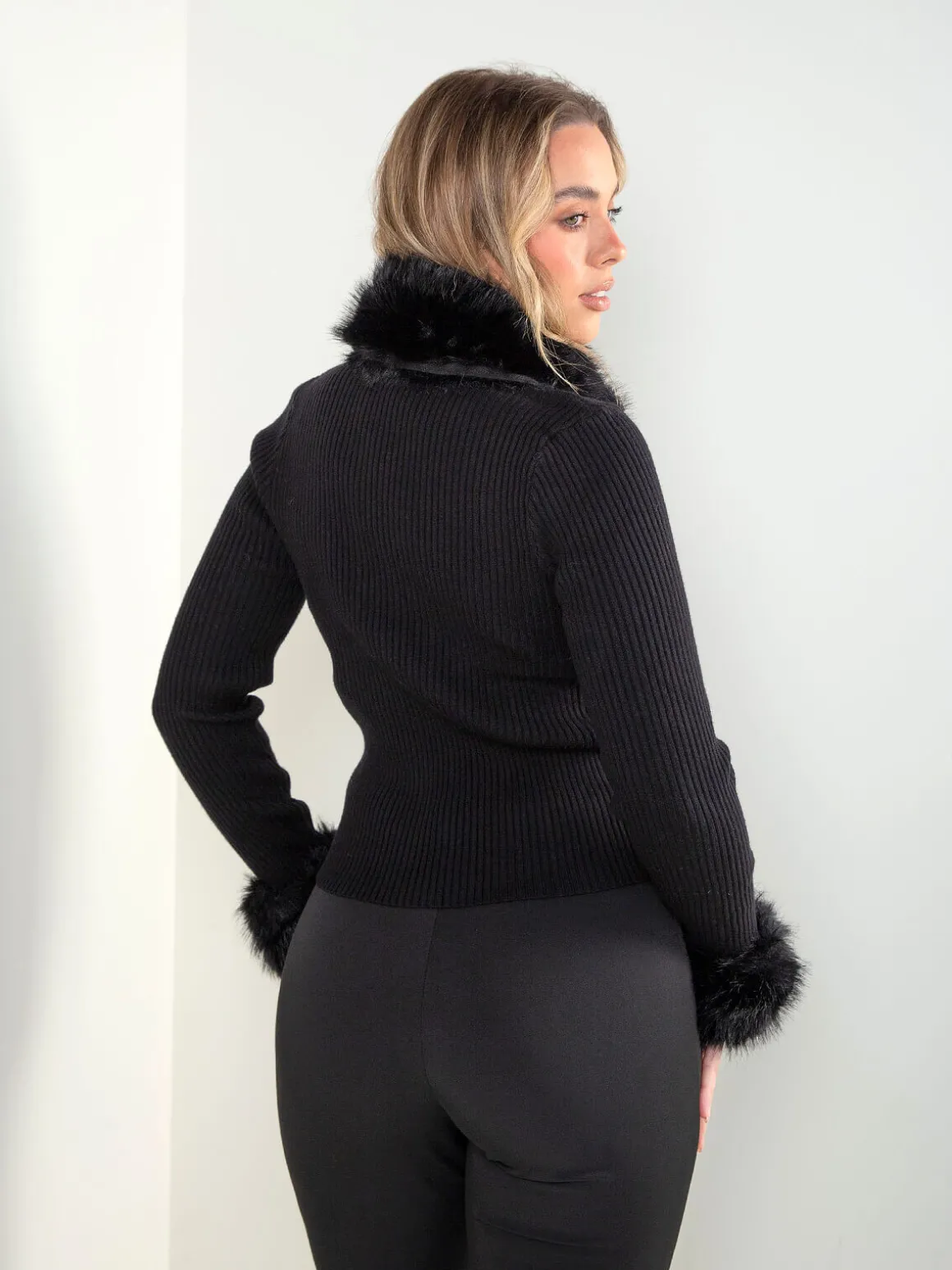 Casaco malha canelada com pelo