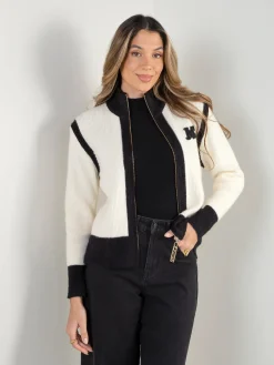 Casaco malha canelada pérola gola subida