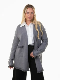 Casaco malha com acabamentos desfiados