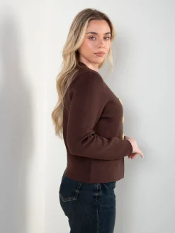 Casaco malha com botões dourados