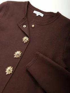 Casaco malha com botões dourados