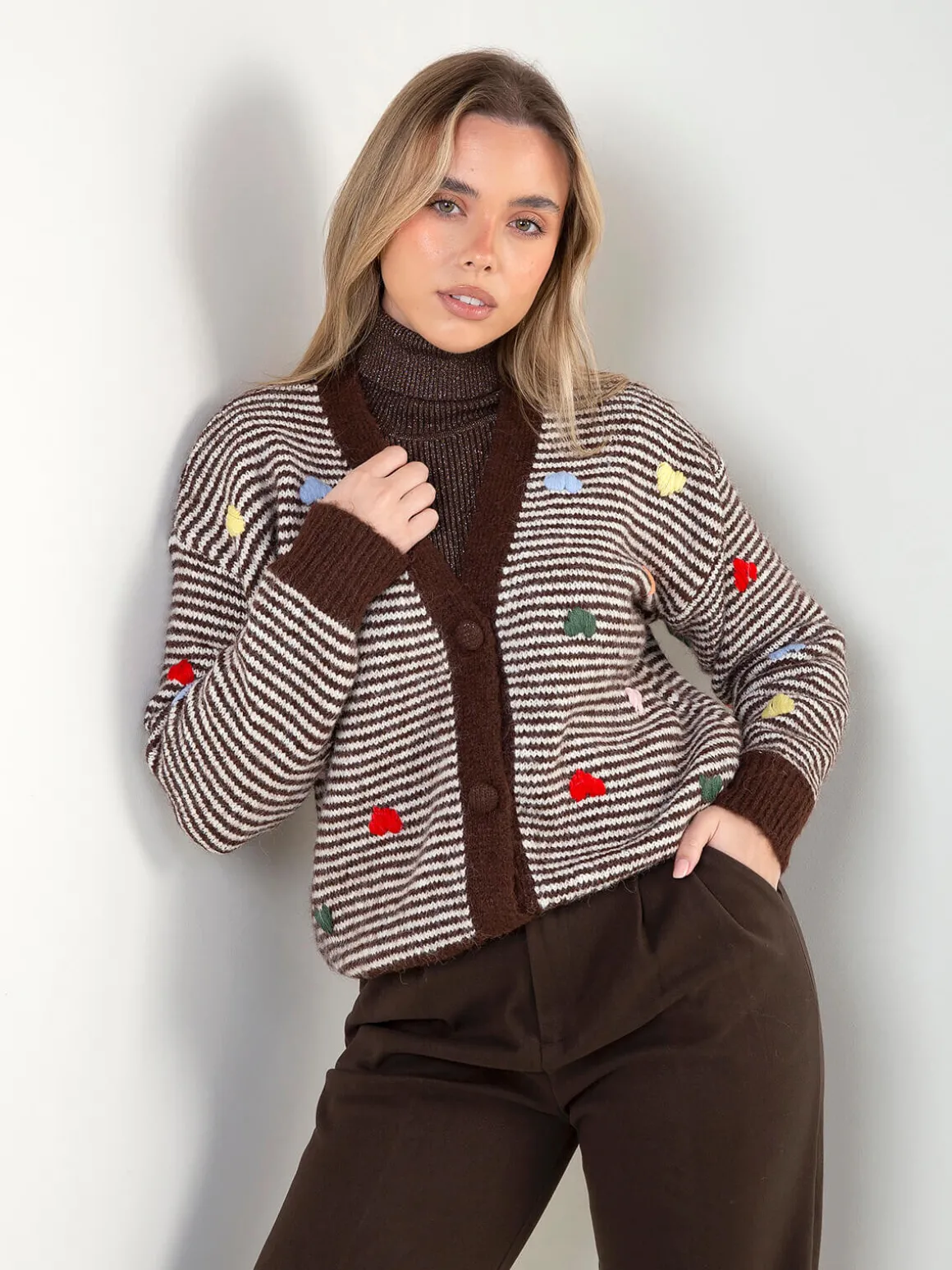 Casaco malha com botões e corações