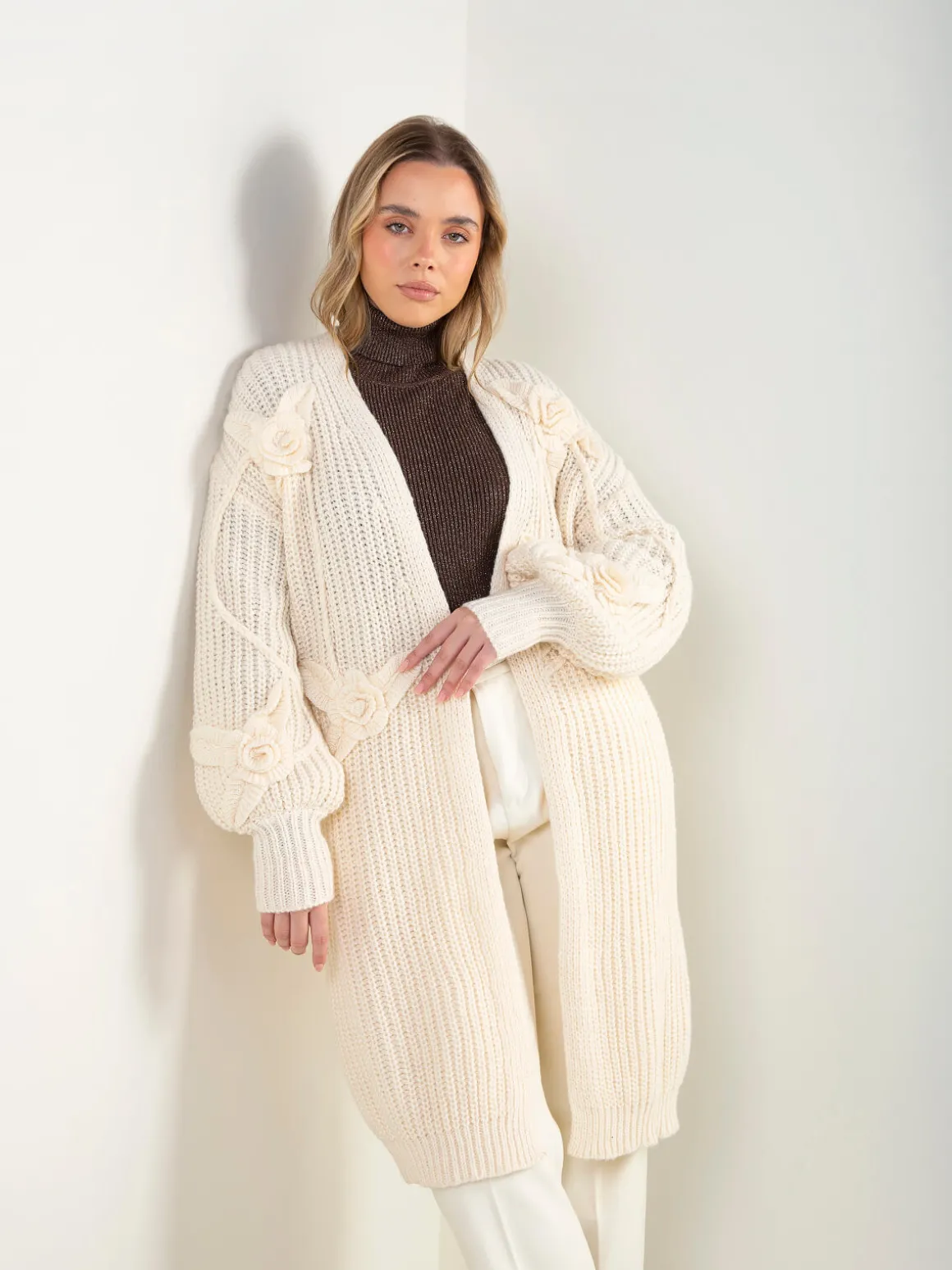 Casaco malha comprido aberto com flores