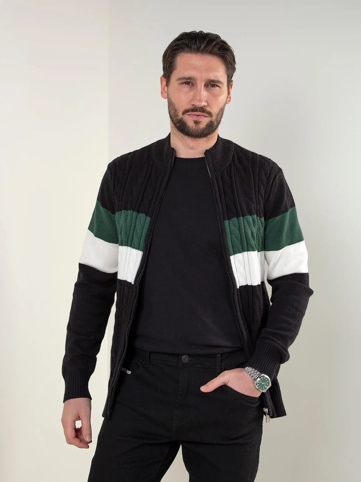 Casaco malha entrançada gola subida