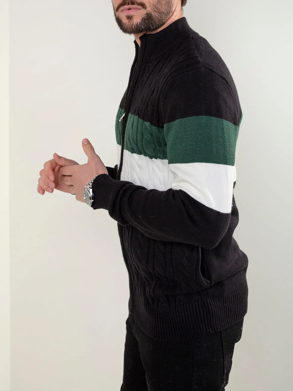 Casaco malha entrançada gola subida